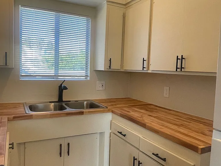 1090 N Court St — Photo 4