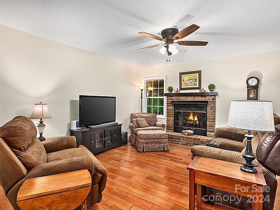 3rd image of 3002 N Essex Ct