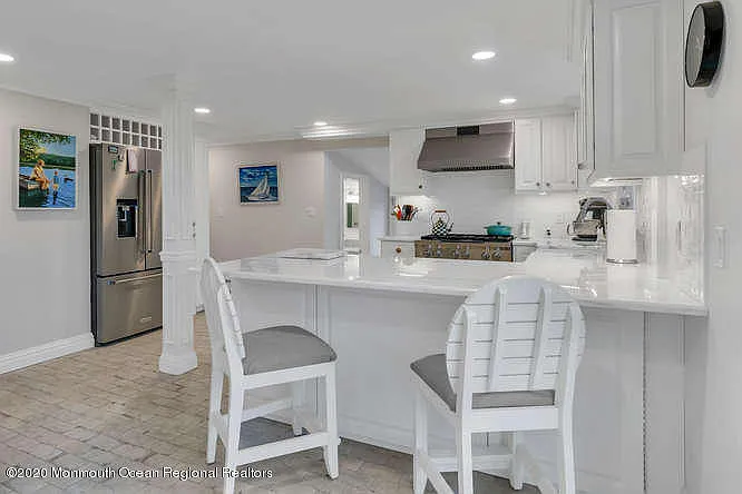 519 Saint Clair Ave — Photo 9