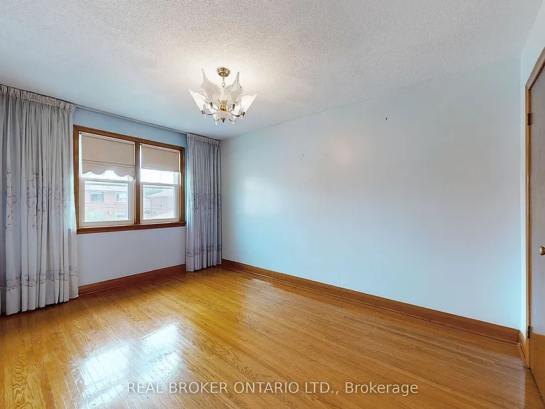 3241 Dufferin St — Photo 22