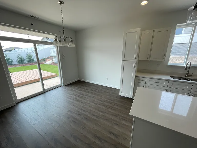1325 W Bonneville St — Photo 6