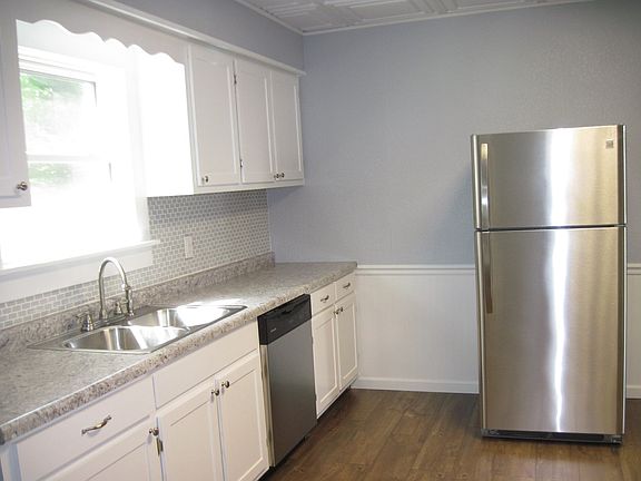 3rd image of 810 E Ellis St