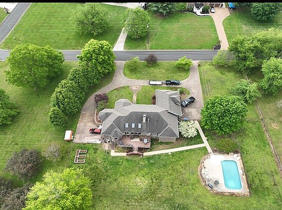 3rd image of 1069 Windsor Dr