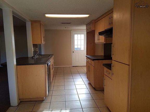 2nd image of 614 W Texas Ave