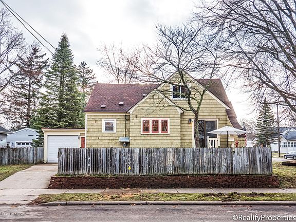 3rd image of 833 Graceland St NE
