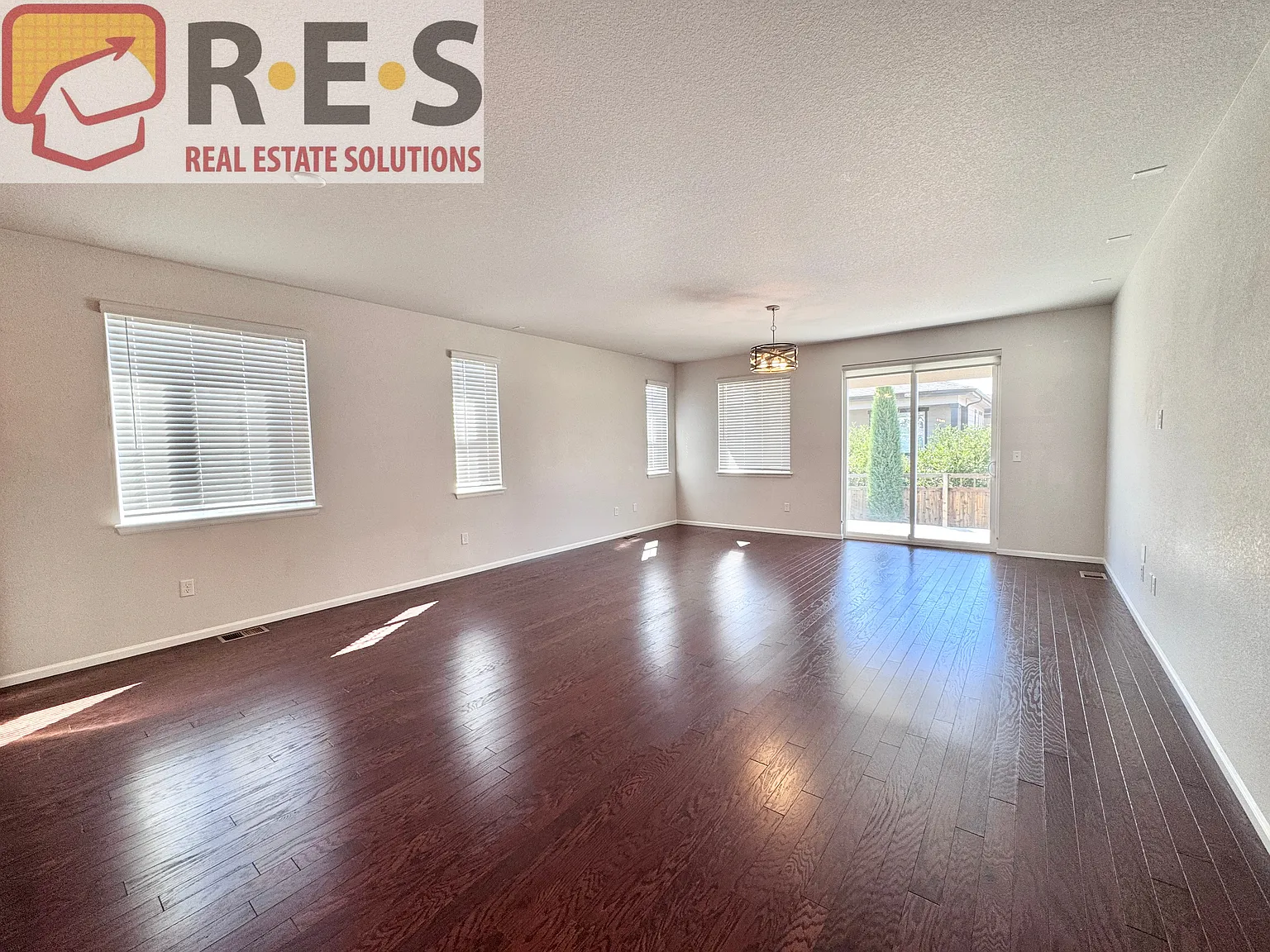 5 bed, 3862 sqft, $3,795 — Photo 4