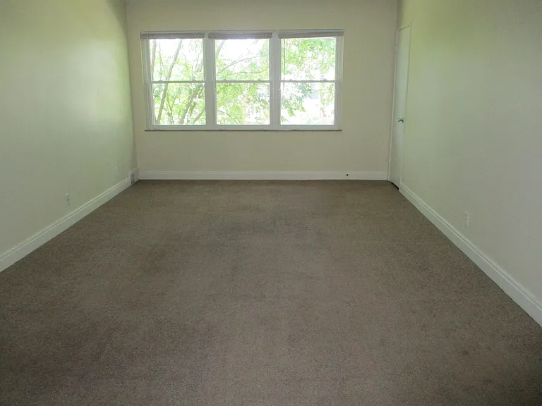 2506 Gladstone Cir #202 — Photo 2