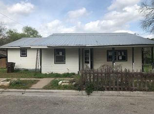 711 Sycamore St, Lockhart, TX 78644