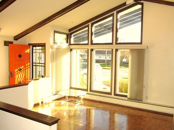 Vaulted ceiling w/beams