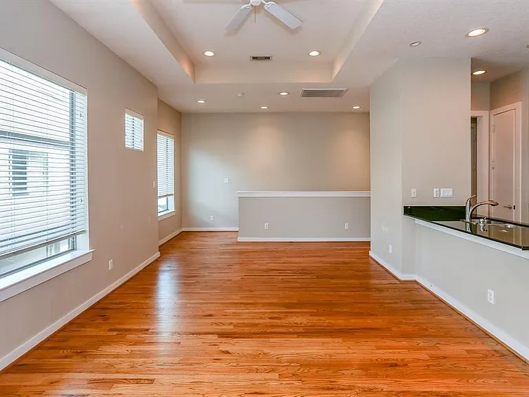 4030 Center St — Photo 4