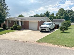 53 Central Dr, Parkersburg, WV 26105