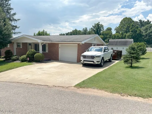 53 Central Dr, Parkersburg, WV 26105