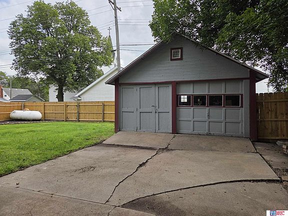 5th image of 221 Edwin St