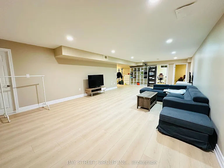 118 Fairglen Ave — Photo 10
