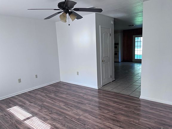3rd image of 3135 Woodcrest Dr