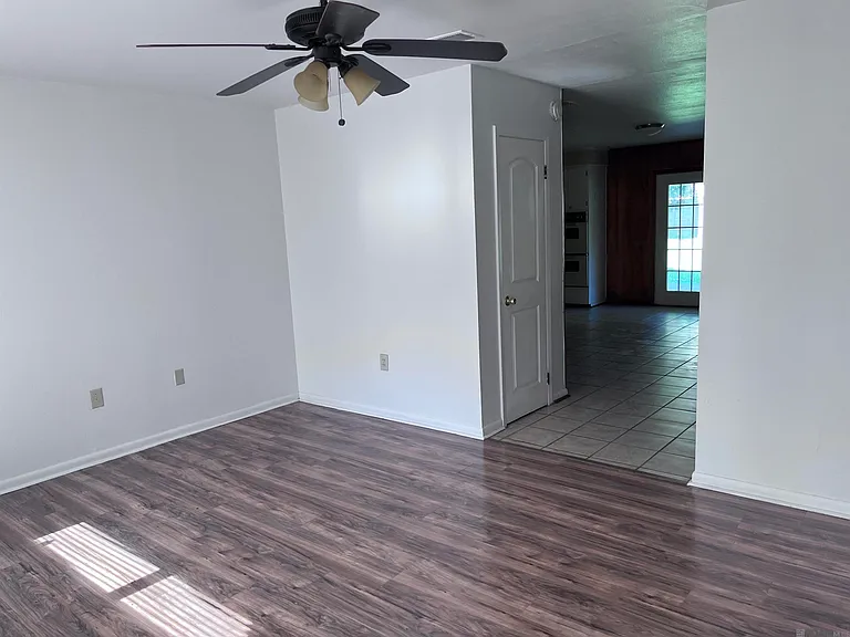 3135 Woodcrest Dr — Photo 3