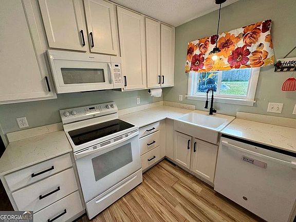 5th image of 109 Hemlock St