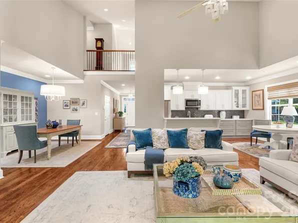 211 Towne Place Dr, Hendersonville, NC 28792