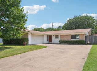 212 Hedgerow Ln, Lewisville, TX 75057