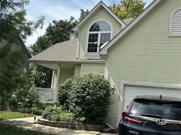 978 E Pineview St, Olathe, KS 66061