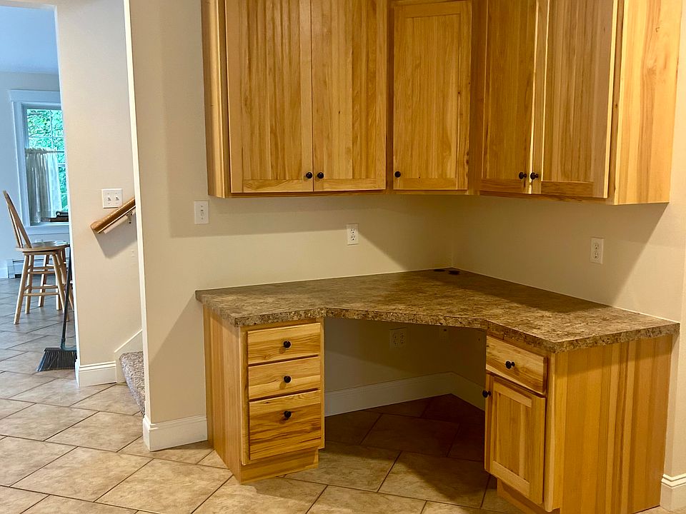 Desk area just off kitchen and livingroom