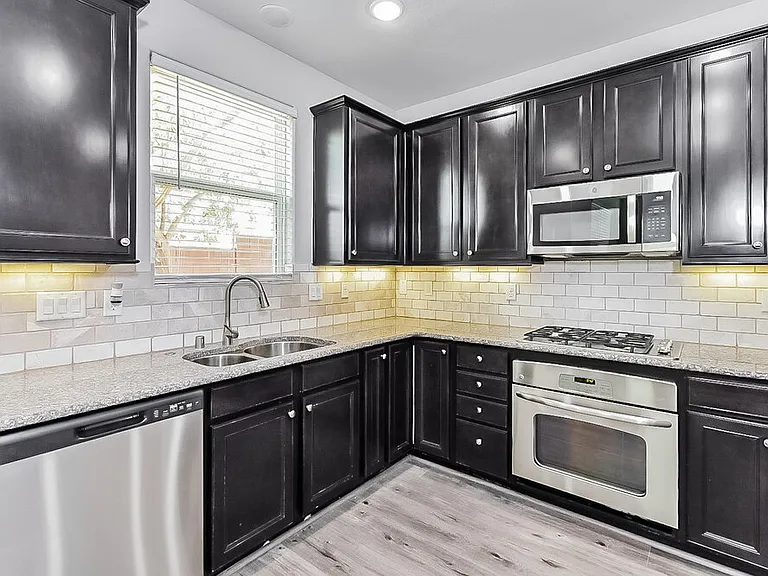 10509 W Gilmore Ave — Photo 7