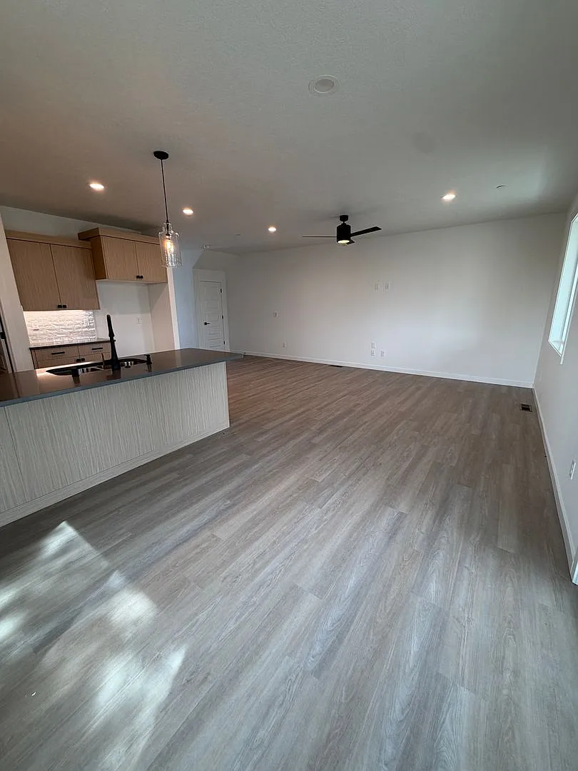 !! Limited Time Move-In Special!! - First And Last Month Free Rent With A 12 Month Lease! — Photo 3