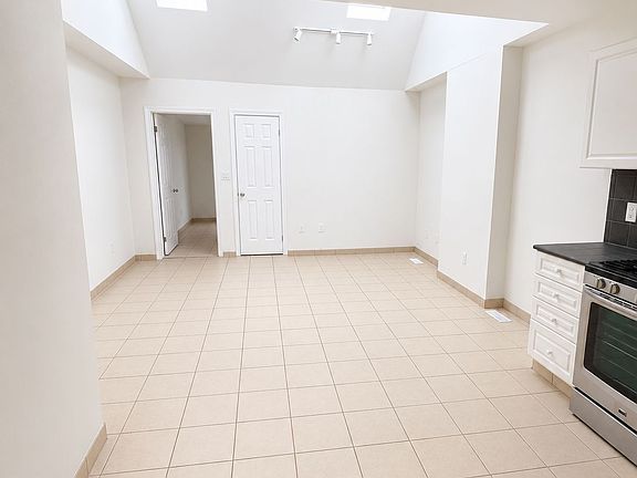 2nd image of 1136 Dufferin St #2