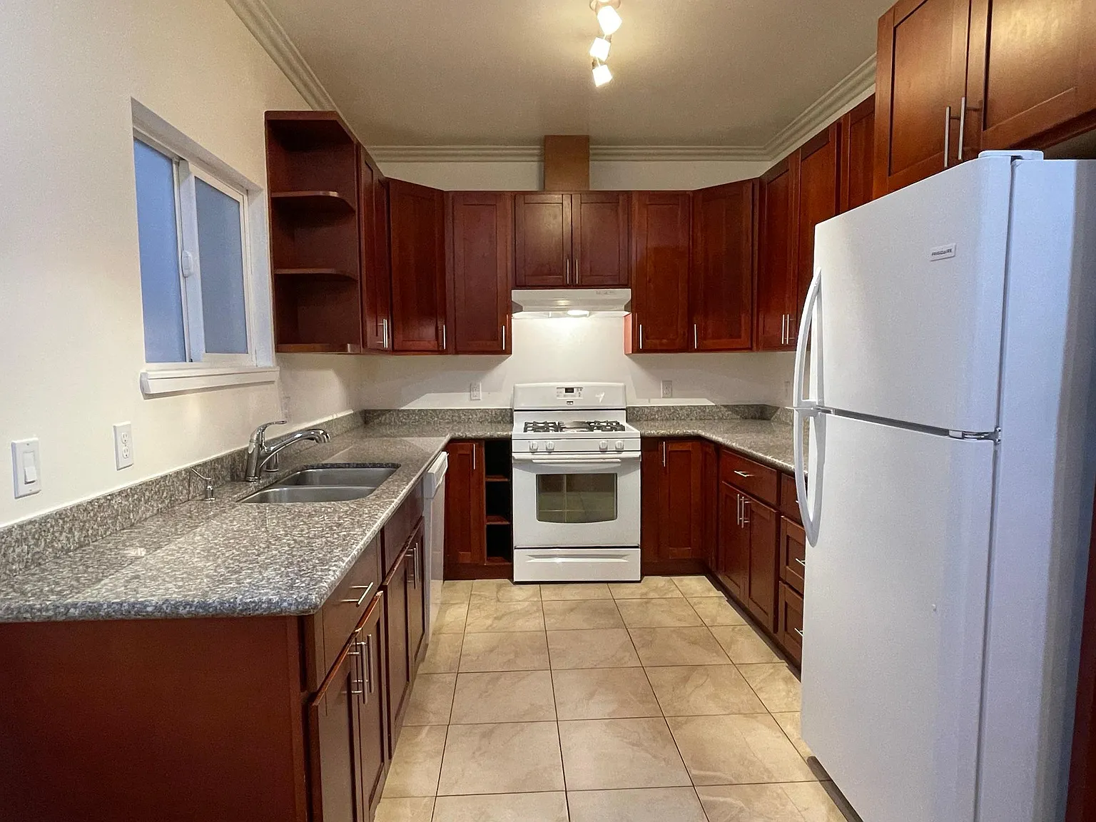 825 Fulton St photo 1