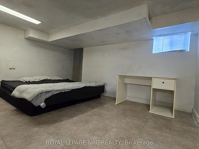 4425 Hiram St — Photo 32
