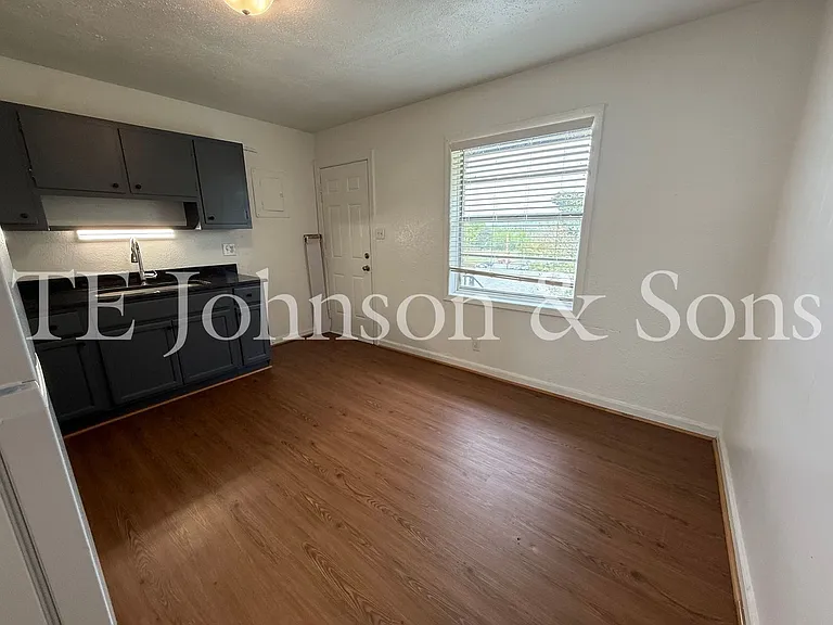 1137 N Cameron Ave #C — Photo 5