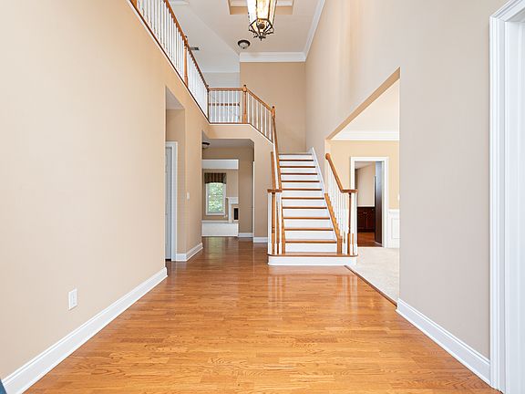 3rd image of 3064 Montclair Cir SE