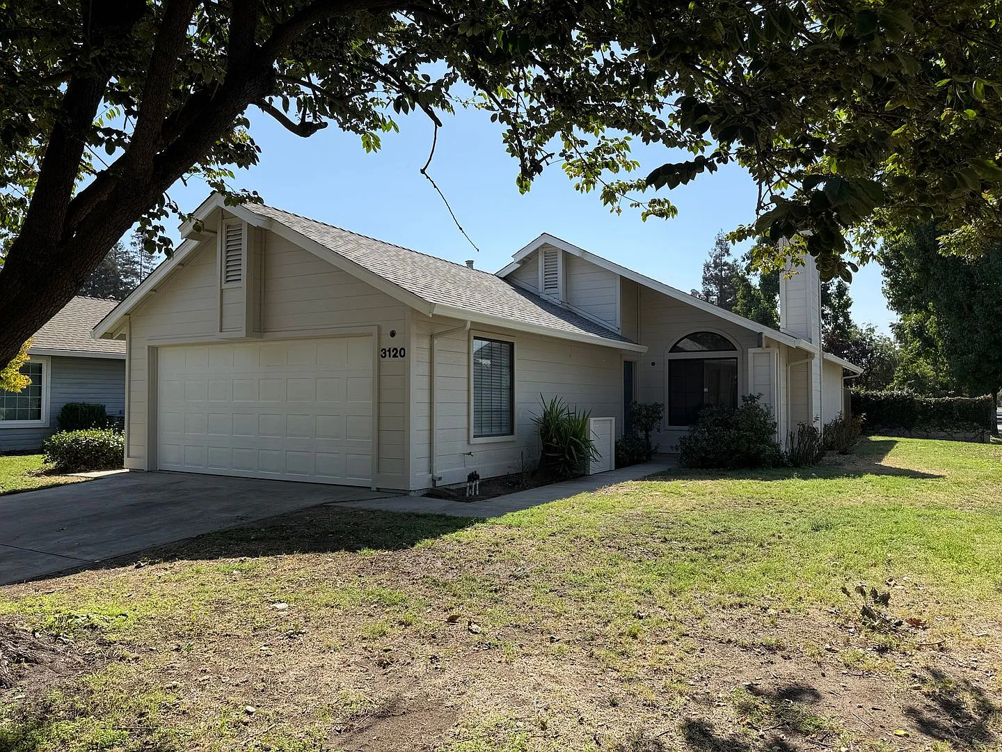 Single story home convenient to shopping & freeway access! — Photo 1