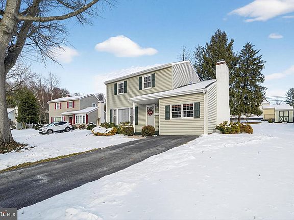 2nd image of 305 N Lake Dr