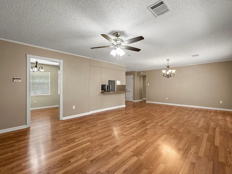 436 Topeka Dr — Photo 8