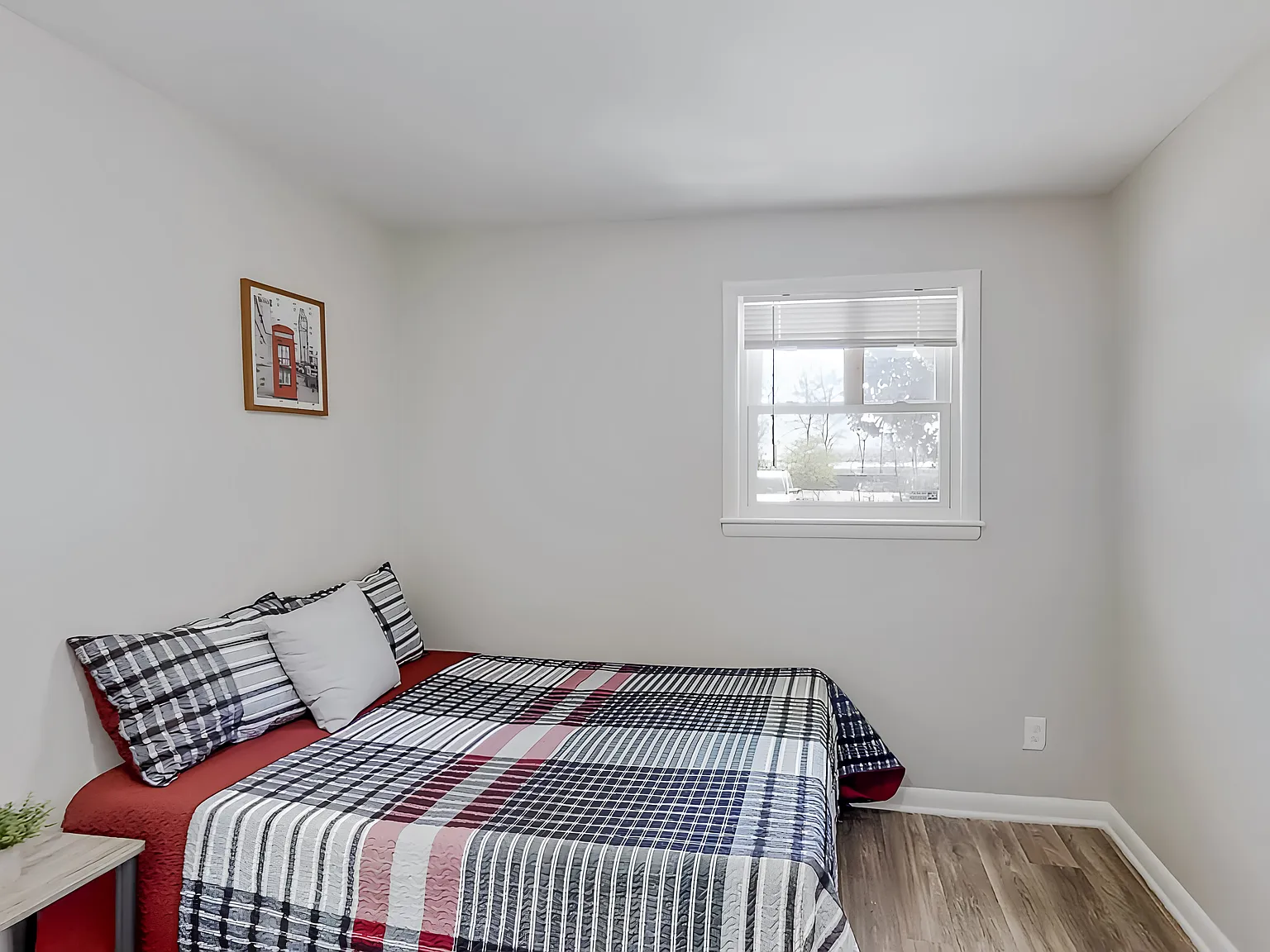 4 bed, 3.5 bath, 1805 sqft, $724 — Photo 1
