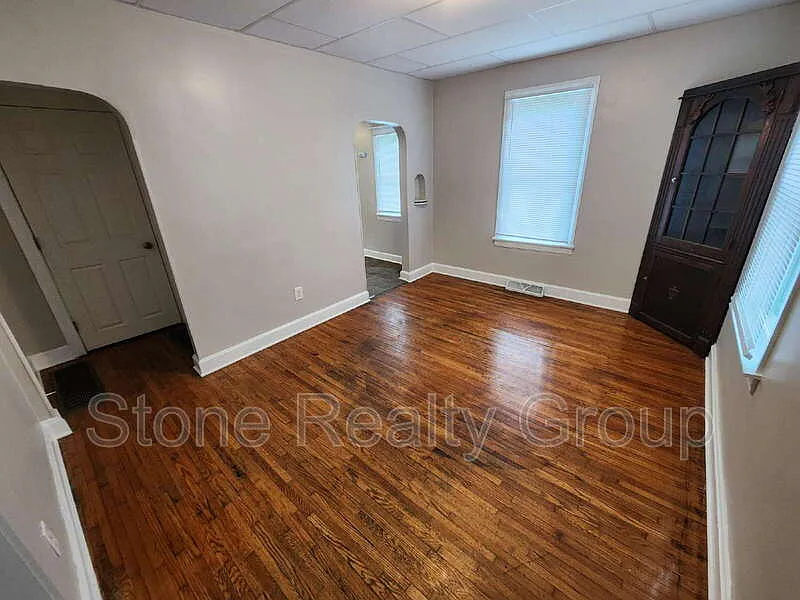 2 bed, 1.0 bath, $975 — Photo 3
