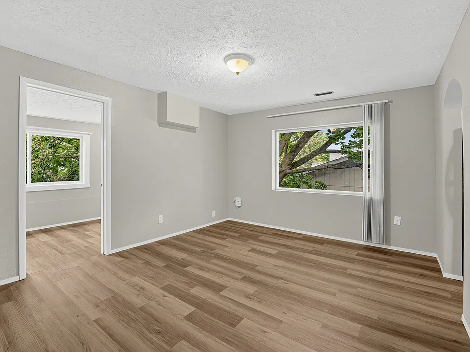 2718 E 5th Ave #3