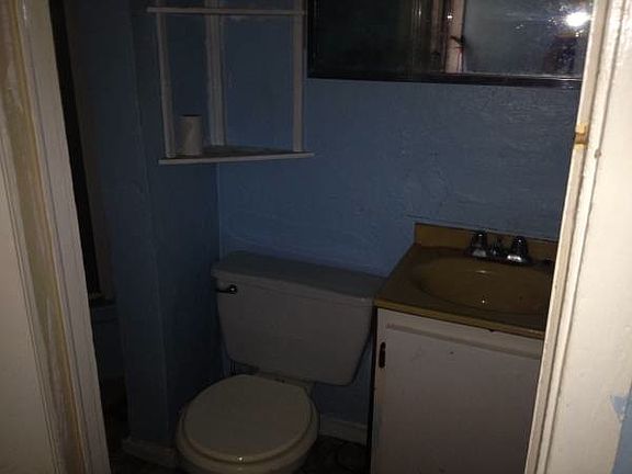 4th image of 208 6th St #1