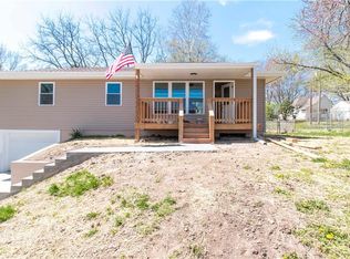 330 Matthews Ln, Gower, MO 64454