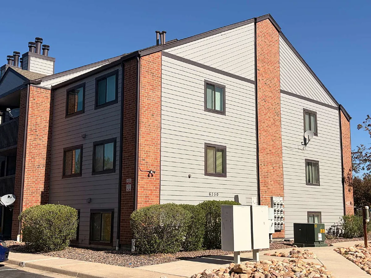 Building Photo - 6350 Oak St #103