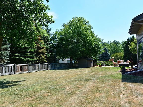 3rd image of 746 Heritage Ct