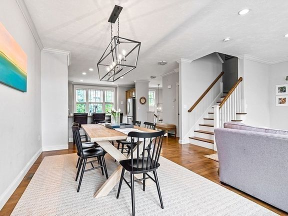 4th image of 96 Parkview St
