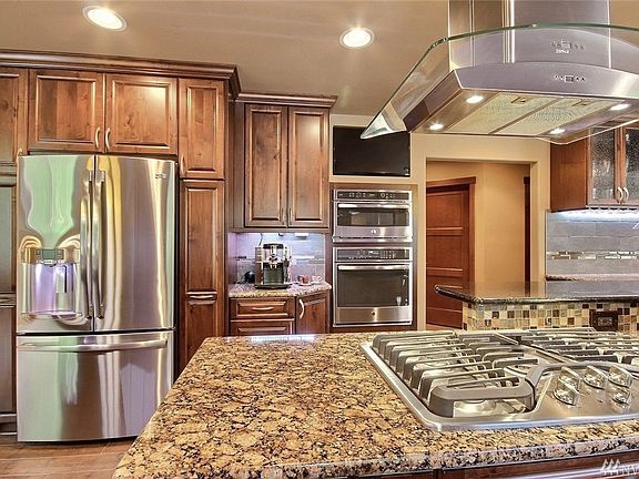 Standard oven plus Advantium speed-cook oven (options for microwave, pulsating halogen light energy, and regular convection heating, for perfect fast cooking).