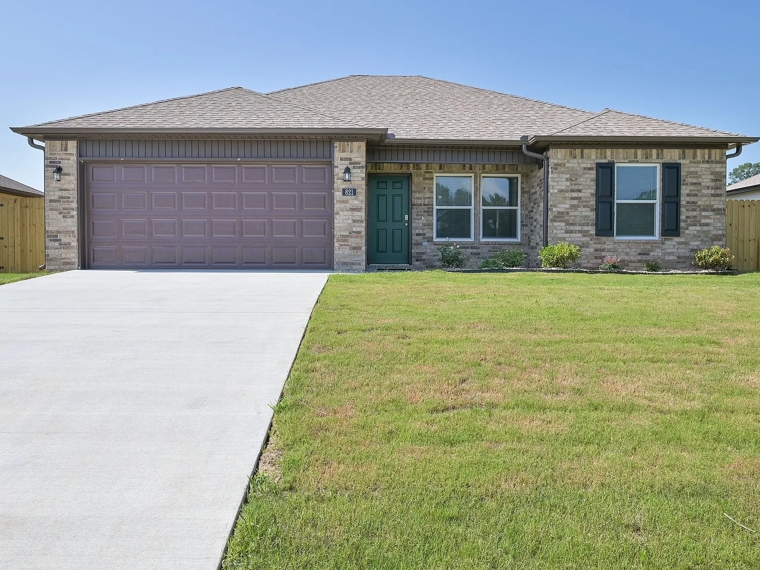 821 Pine Tree Rd — Photo 1