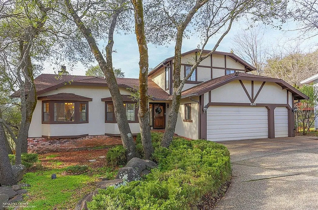 18303 Hummingbird Dr photo 1