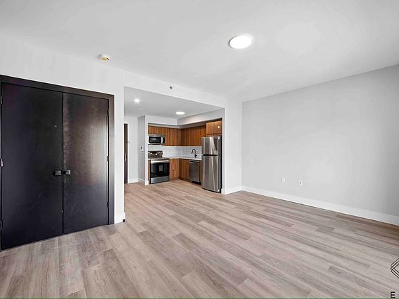 5th image of 1111 Foster Ave #5303