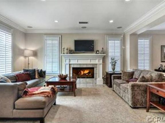 LARGE LIVING ROOM W/ FIRE