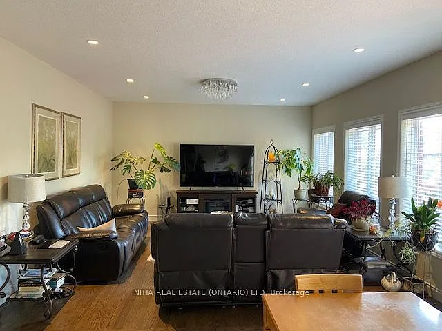 1531 Horseshoe Cres — Photo 9