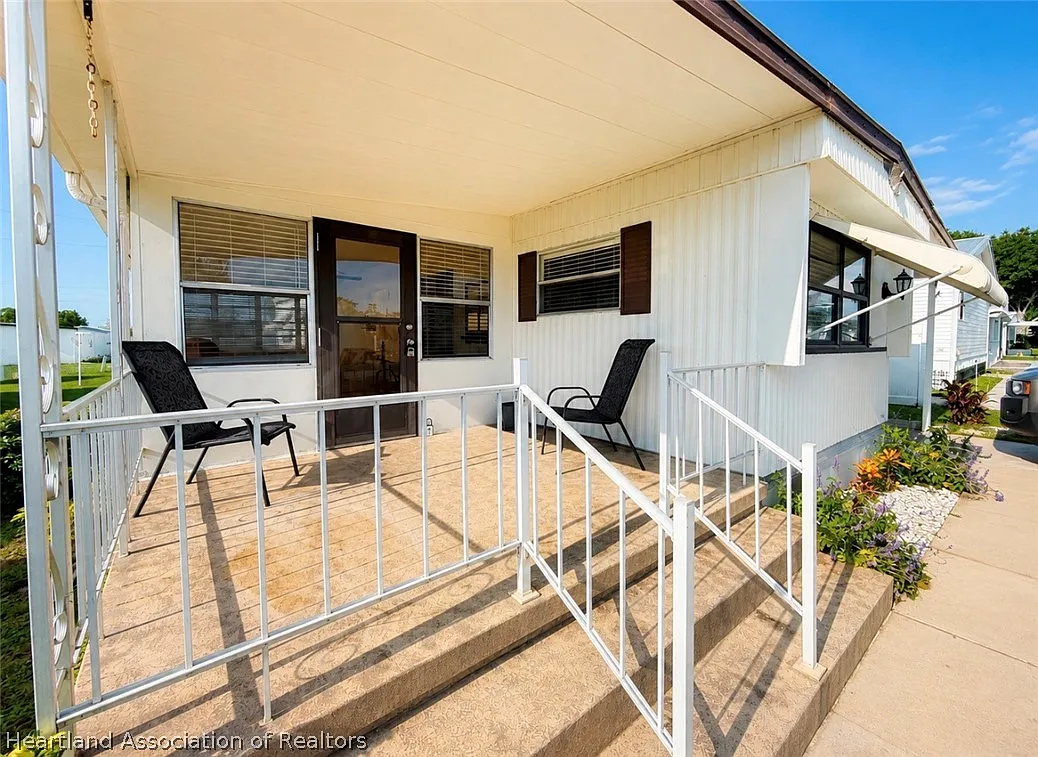 2 bed, 1.5 bath, 984 sqft, $1,200 — Photo 2